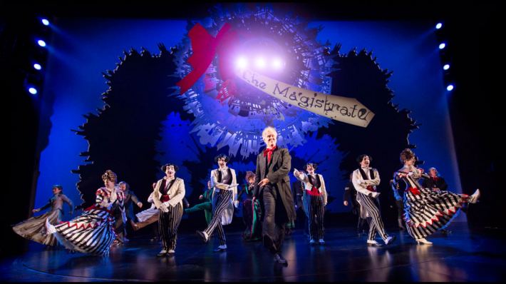 John Lithgow (Aeneas Posket) and Dandies. Photo by Johan Persson